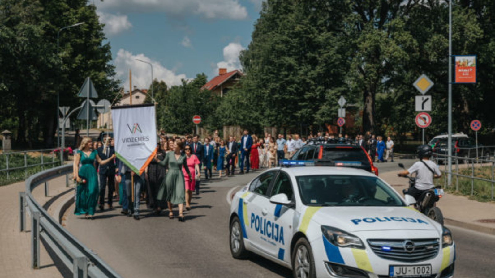 Īslaicīgi slēgta satiksme Vidzemes Augstskolas absolventu gājiena laikā